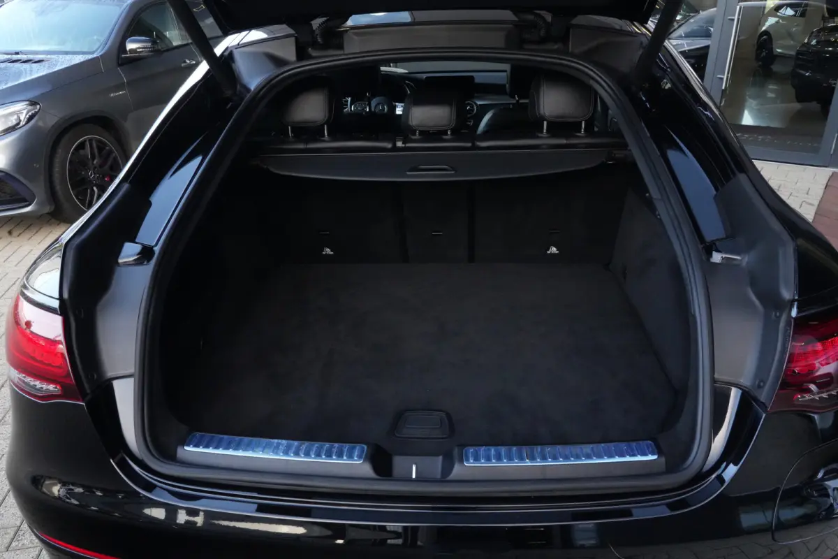 300e 4MATIC AMG | PHEV | 320PK | Virtual Cockpit | Camera | 19'' | Een bijzonder fraaie combinatie van sportiviteit, luxe en efficiëntie. Deze Mercedes-Benz GLC Coupé 300e 4MATIC is uitgev