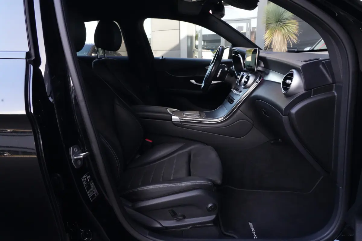 300e 4MATIC AMG | PHEV | 320PK | Virtual Cockpit | Camera | 19'' | Een bijzonder fraaie combinatie van sportiviteit, luxe en efficiëntie. Deze Mercedes-Benz GLC Coupé 300e 4MATIC is uitgev