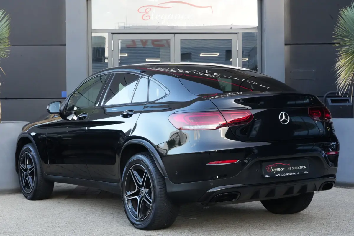 300e 4MATIC AMG | PHEV | 320PK | Virtual Cockpit | Camera | 19'' | Een bijzonder fraaie combinatie van sportiviteit, luxe en efficiëntie. Deze Mercedes-Benz GLC Coupé 300e 4MATIC is uitgev