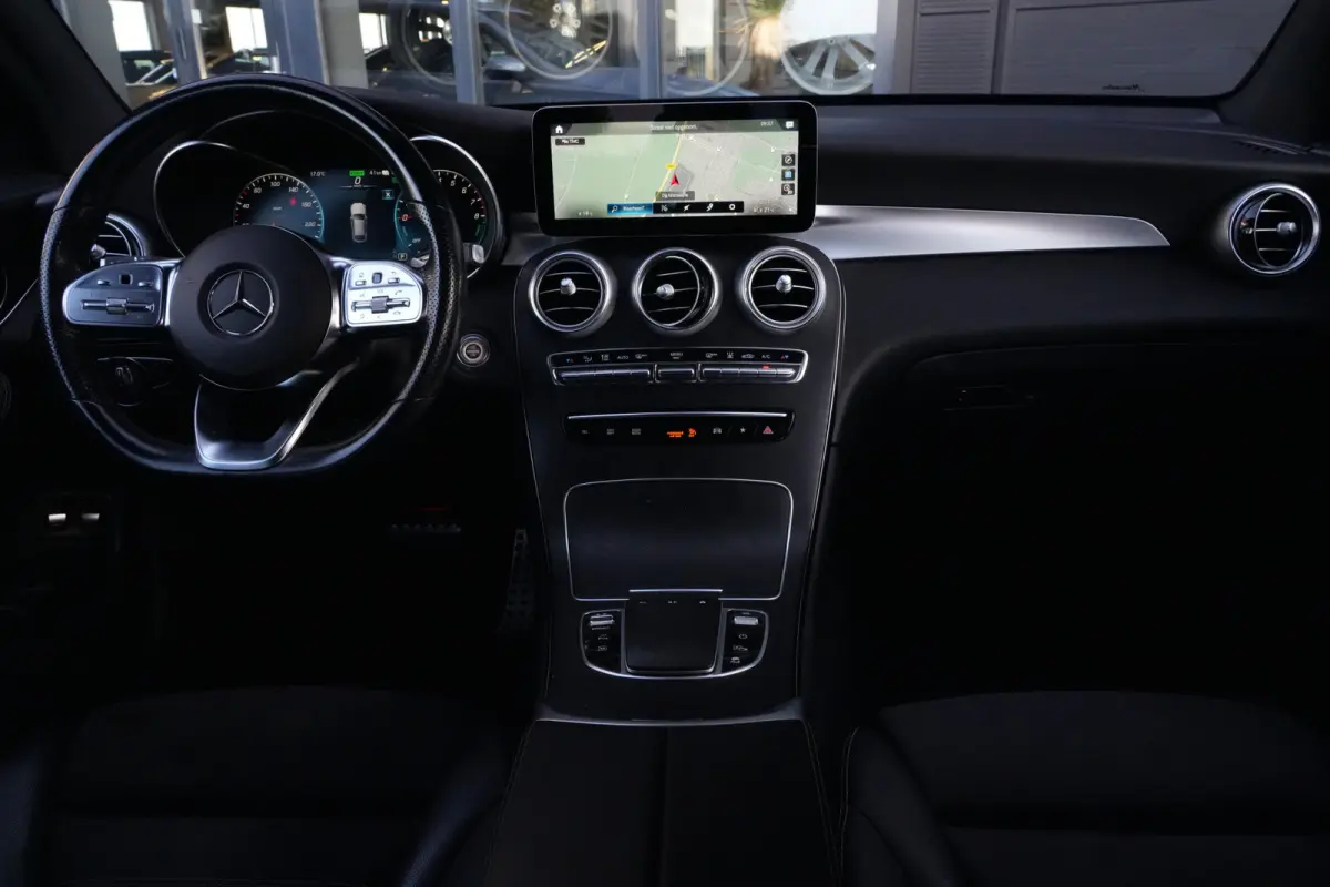 300e 4MATIC AMG | PHEV | 320PK | Virtual Cockpit | Camera | 19'' | Een bijzonder fraaie combinatie van sportiviteit, luxe en efficiëntie. Deze Mercedes-Benz GLC Coupé 300e 4MATIC is uitgev