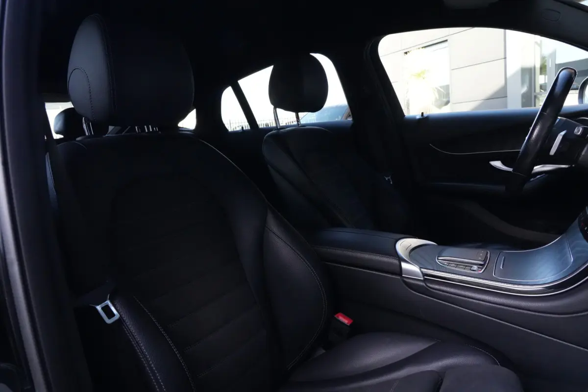 300e 4MATIC AMG | PHEV | 320PK | Virtual Cockpit | Camera | 19'' | Een bijzonder fraaie combinatie van sportiviteit, luxe en efficiëntie. Deze Mercedes-Benz GLC Coupé 300e 4MATIC is uitgev