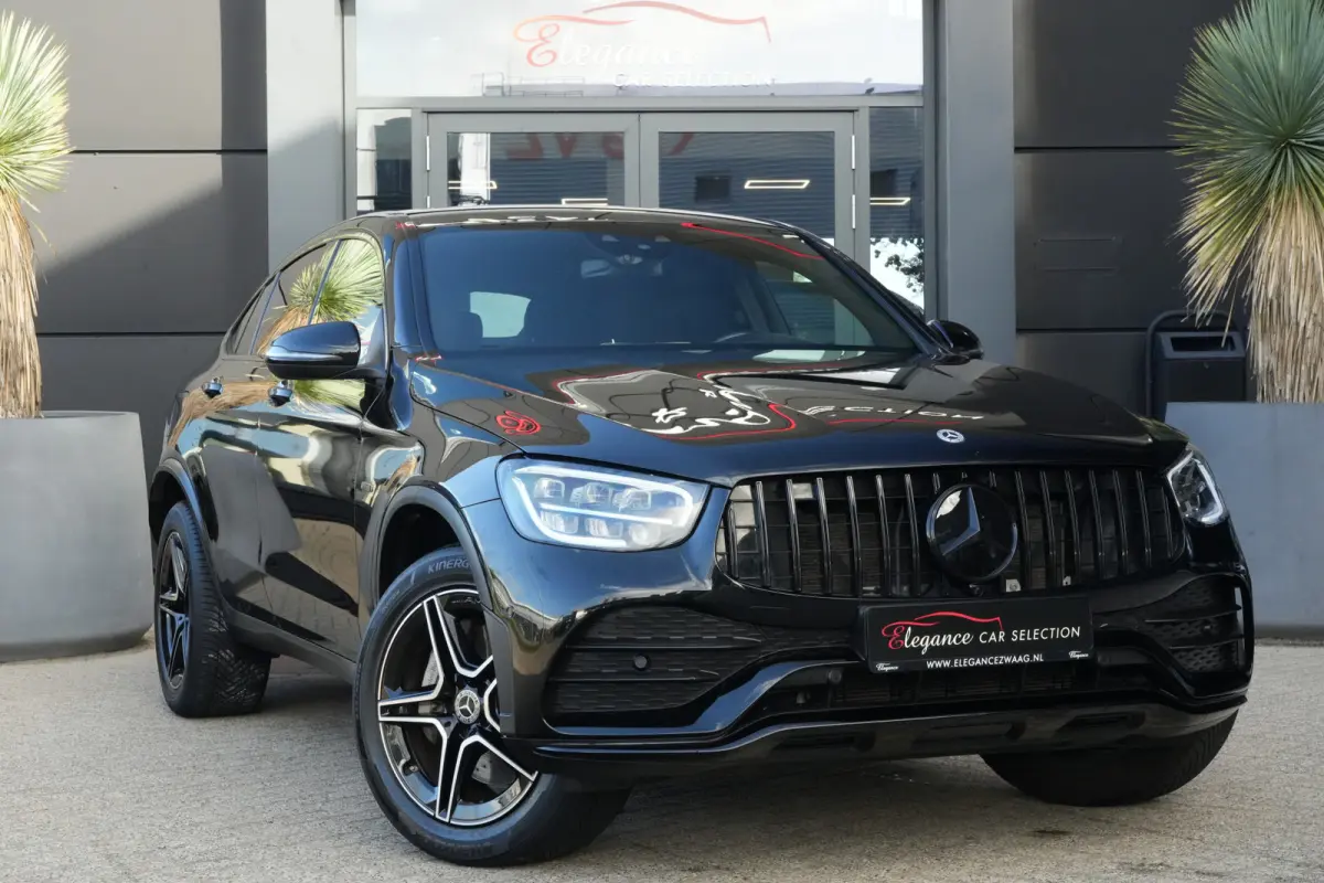 300e 4MATIC AMG | PHEV | 320PK | Virtual Cockpit | Camera | 19'' | Een bijzonder fraaie combinatie van sportiviteit, luxe en efficiëntie. Deze Mercedes-Benz GLC Coupé 300e 4MATIC is uitgev