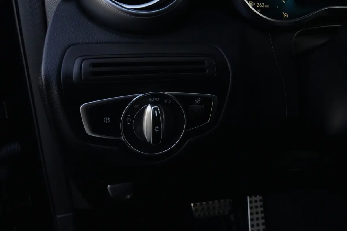 300e 4MATIC AMG | PHEV | 320PK | Virtual Cockpit | Camera | 19'' | Een bijzonder fraaie combinatie van sportiviteit, luxe en efficiëntie. Deze Mercedes-Benz GLC Coupé 300e 4MATIC is uitgev