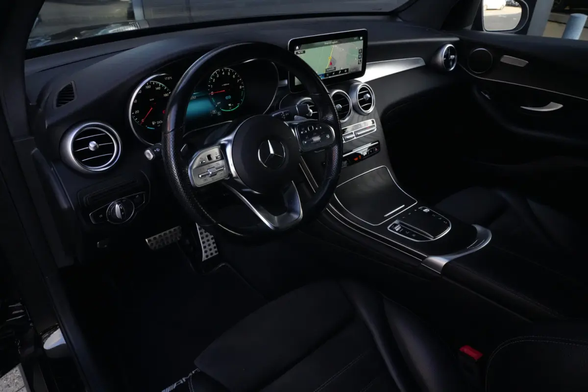300e 4MATIC AMG | PHEV | 320PK | Virtual Cockpit | Camera | 19'' | Een bijzonder fraaie combinatie van sportiviteit, luxe en efficiëntie. Deze Mercedes-Benz GLC Coupé 300e 4MATIC is uitgev
