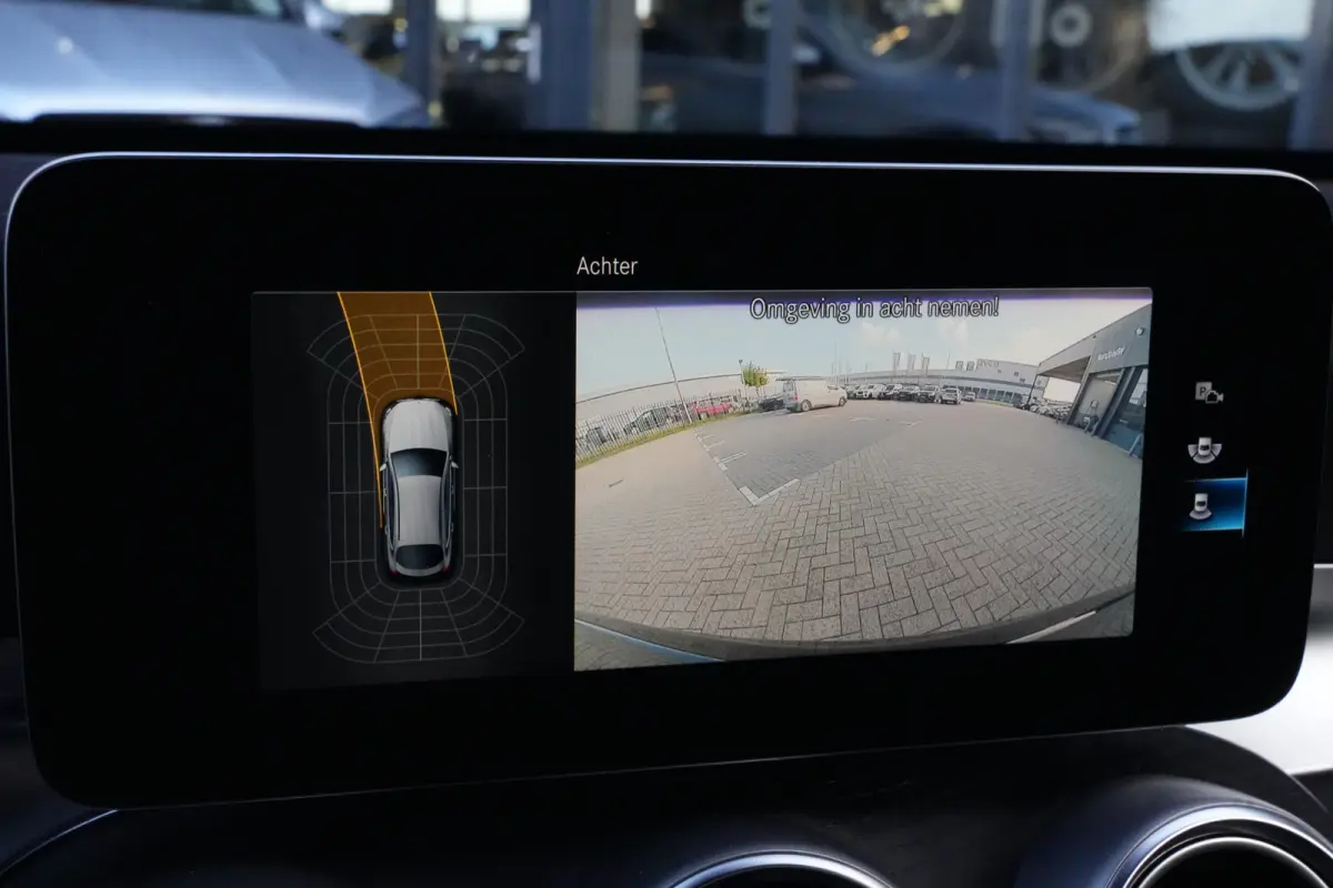 300e 4MATIC AMG | PHEV | 320PK | Virtual Cockpit | Camera | 19'' | Een bijzonder fraaie combinatie van sportiviteit, luxe en efficiëntie. Deze Mercedes-Benz GLC Coupé 300e 4MATIC is uitgev