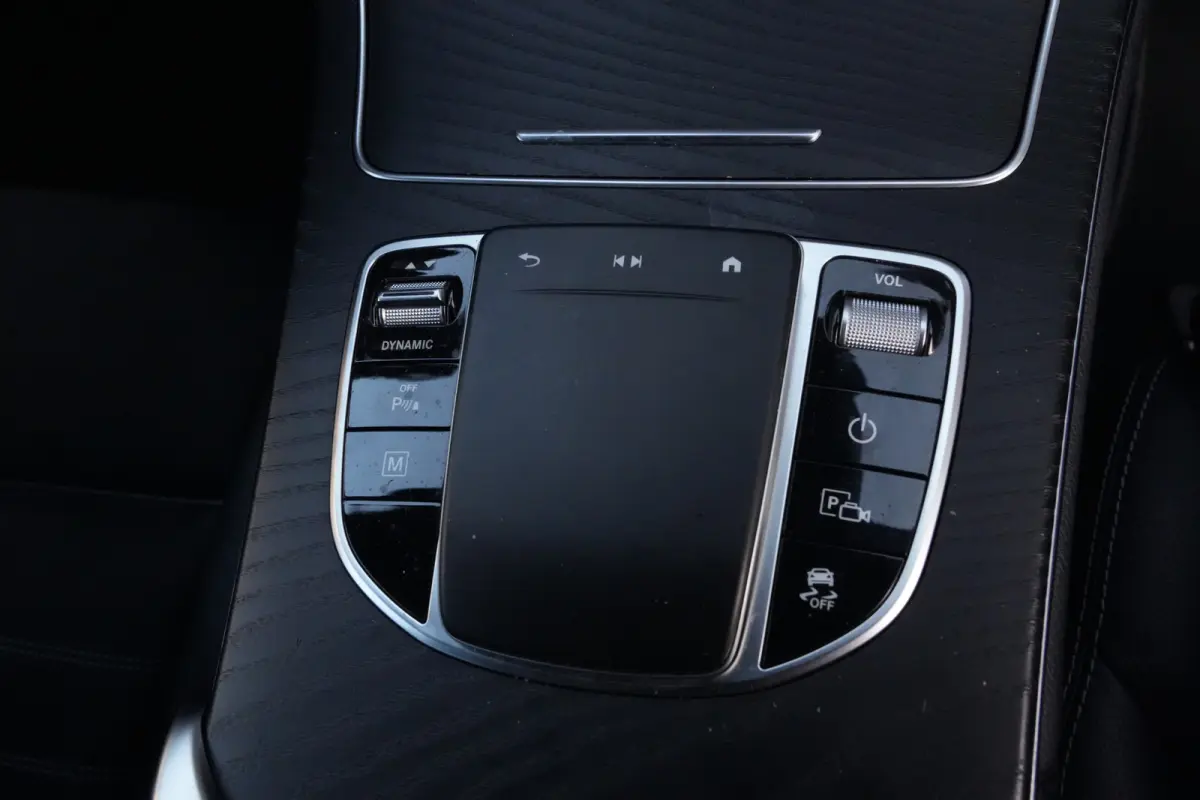300e 4MATIC AMG | PHEV | 320PK | Virtual Cockpit | Camera | 19'' | Een bijzonder fraaie combinatie van sportiviteit, luxe en efficiëntie. Deze Mercedes-Benz GLC Coupé 300e 4MATIC is uitgev