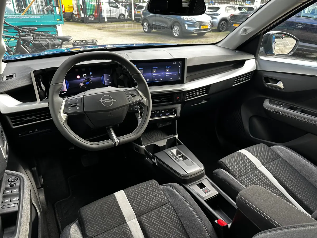 1.2 Turbo 145 PK Hybrid GS 7p. | 2+6 JAAR GARANTIE| STUUR, STOEL EN VOORRUITVERWARMING| DODEHOEK DETECTIE| COMFORTSTOELEN| NAVIGATIE + APPLE CARPLAY/ANDROID AUTO| CAMERA + PARKEERSENSOREN| D