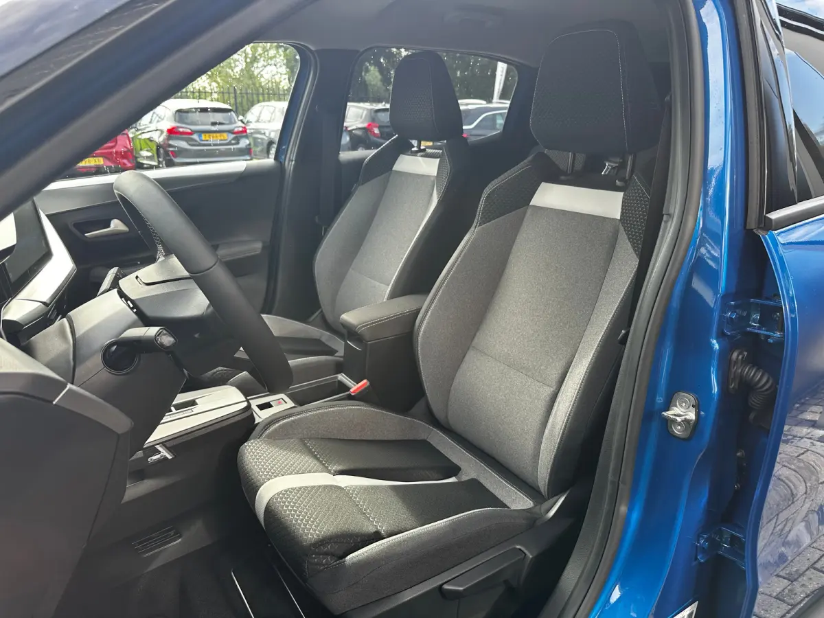 1.2 Turbo 145 PK Hybrid GS 7p. | 2+6 JAAR GARANTIE| STUUR, STOEL EN VOORRUITVERWARMING| DODEHOEK DETECTIE| COMFORTSTOELEN| NAVIGATIE + APPLE CARPLAY/ANDROID AUTO| CAMERA + PARKEERSENSOREN| D