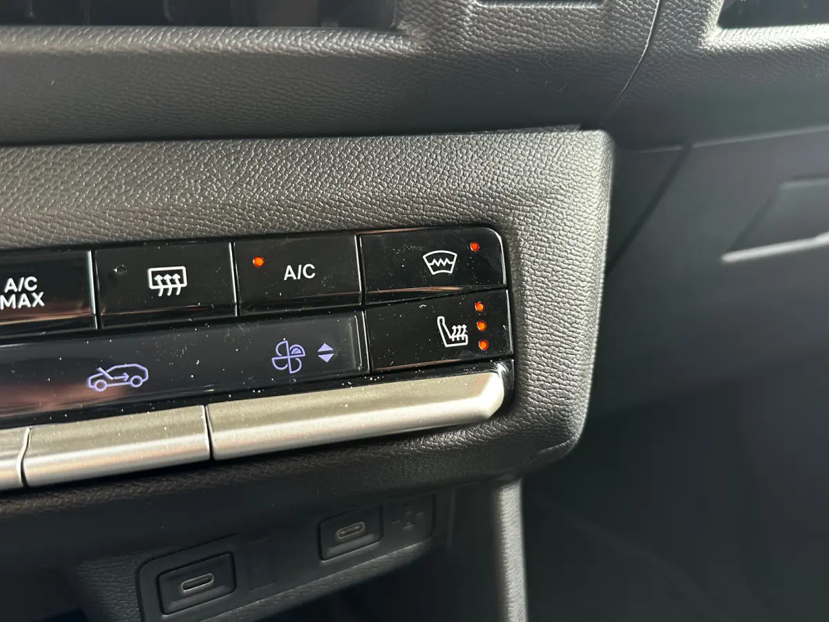 1.2 Turbo 145 PK Hybrid GS 7p. | 2+6 JAAR GARANTIE| STUUR, STOEL EN VOORRUITVERWARMING| DODEHOEK DETECTIE| COMFORTSTOELEN| NAVIGATIE + APPLE CARPLAY/ANDROID AUTO| CAMERA + PARKEERSENSOREN| D