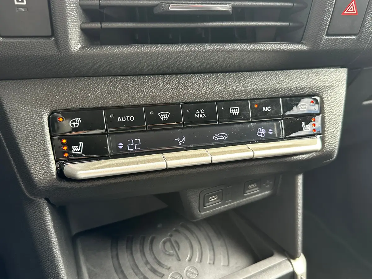 1.2 Turbo 145 PK Hybrid GS 7p. | 2+6 JAAR GARANTIE| STUUR, STOEL EN VOORRUITVERWARMING| DODEHOEK DETECTIE| COMFORTSTOELEN| NAVIGATIE + APPLE CARPLAY/ANDROID AUTO| CAMERA + PARKEERSENSOREN| D