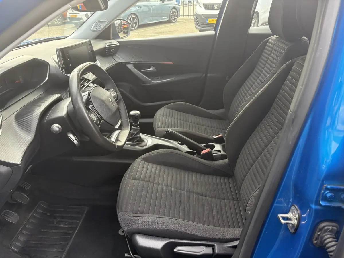 1.2 PureTech Active Pack | Climate Control | Camera achter | Lichtmetalen velgen | Apple Carplay/ Android Auto |