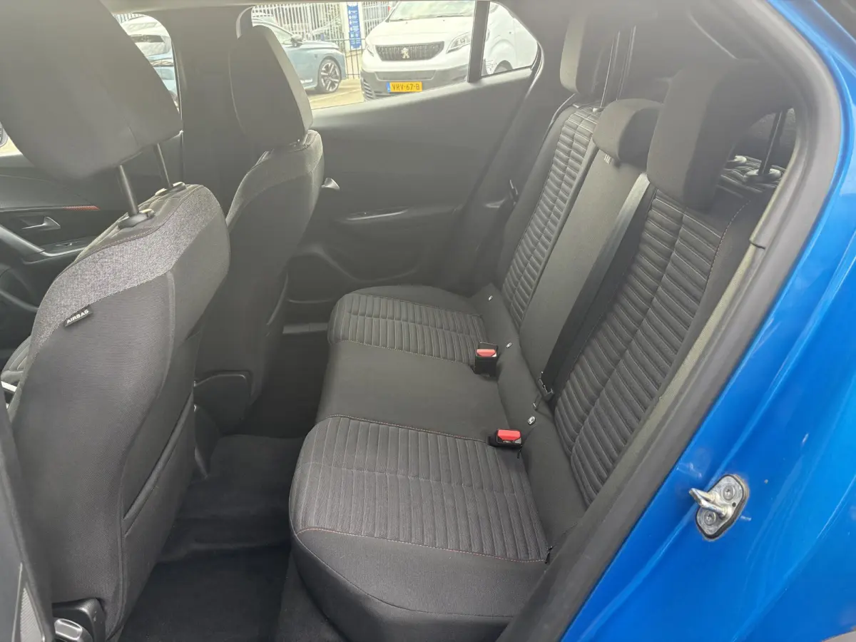 1.2 PureTech Active Pack | Climate Control | Camera achter | Lichtmetalen velgen | Apple Carplay/ Android Auto |