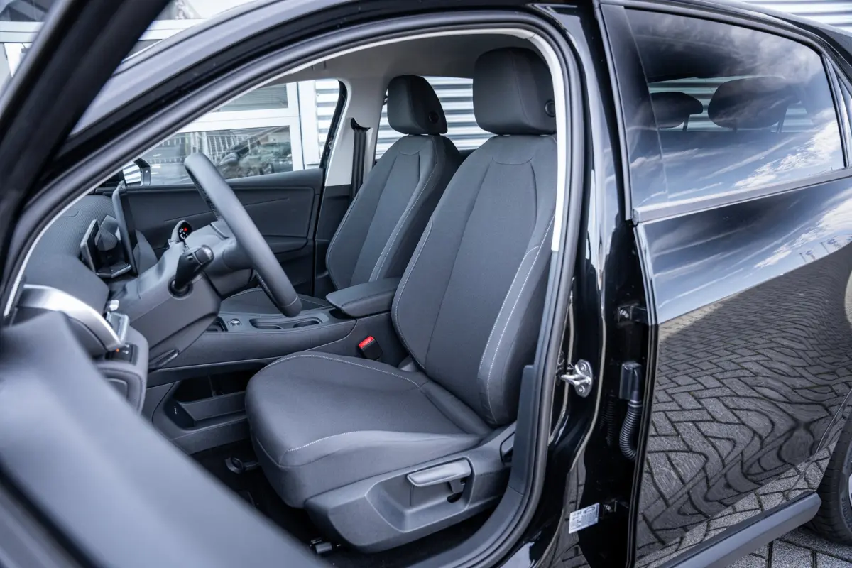 Life First Edition | Automatische afstandsregeling (Adaptive Cruise Control) | Dodehoeksensor 'Side Assist', uitparkeerassistent en uitstapwaarschuwing | Navigatie 'Innovision Pro'