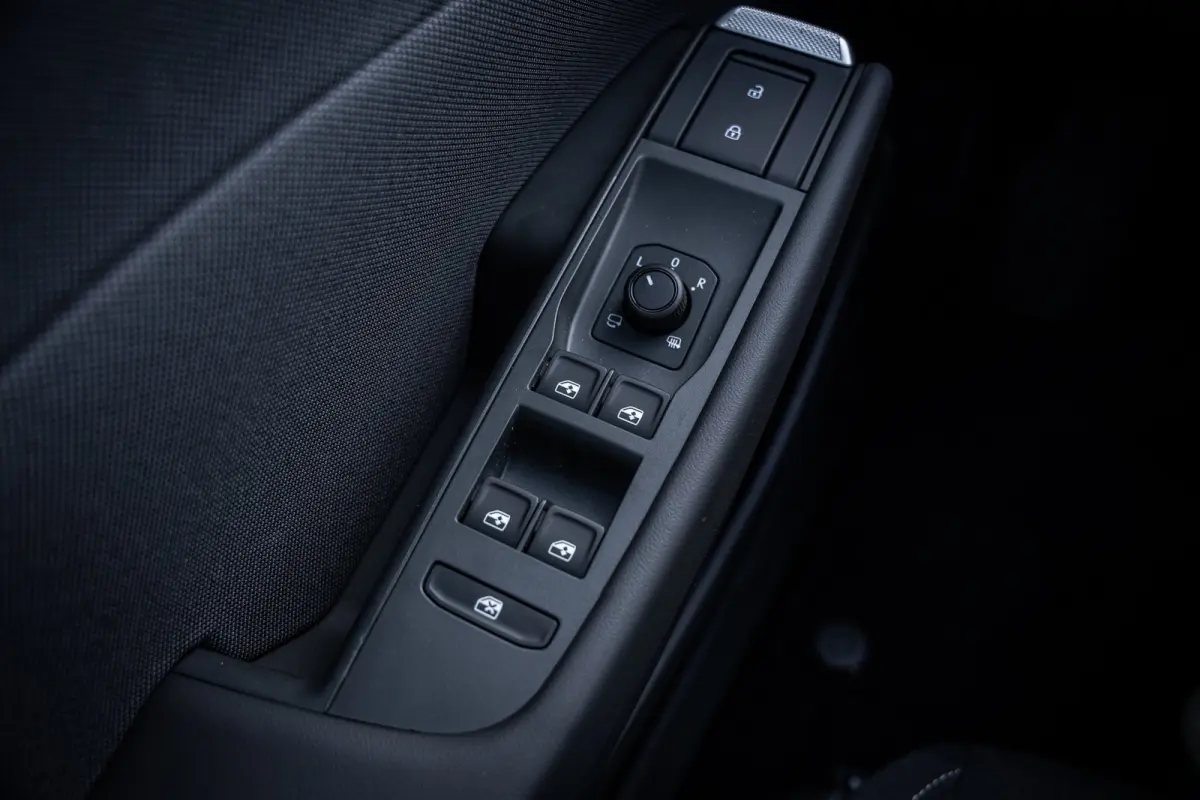 Life First Edition | Automatische afstandsregeling (Adaptive Cruise Control) | Dodehoeksensor 'Side Assist', uitparkeerassistent en uitstapwaarschuwing | Navigatie 'Innovision Pro'