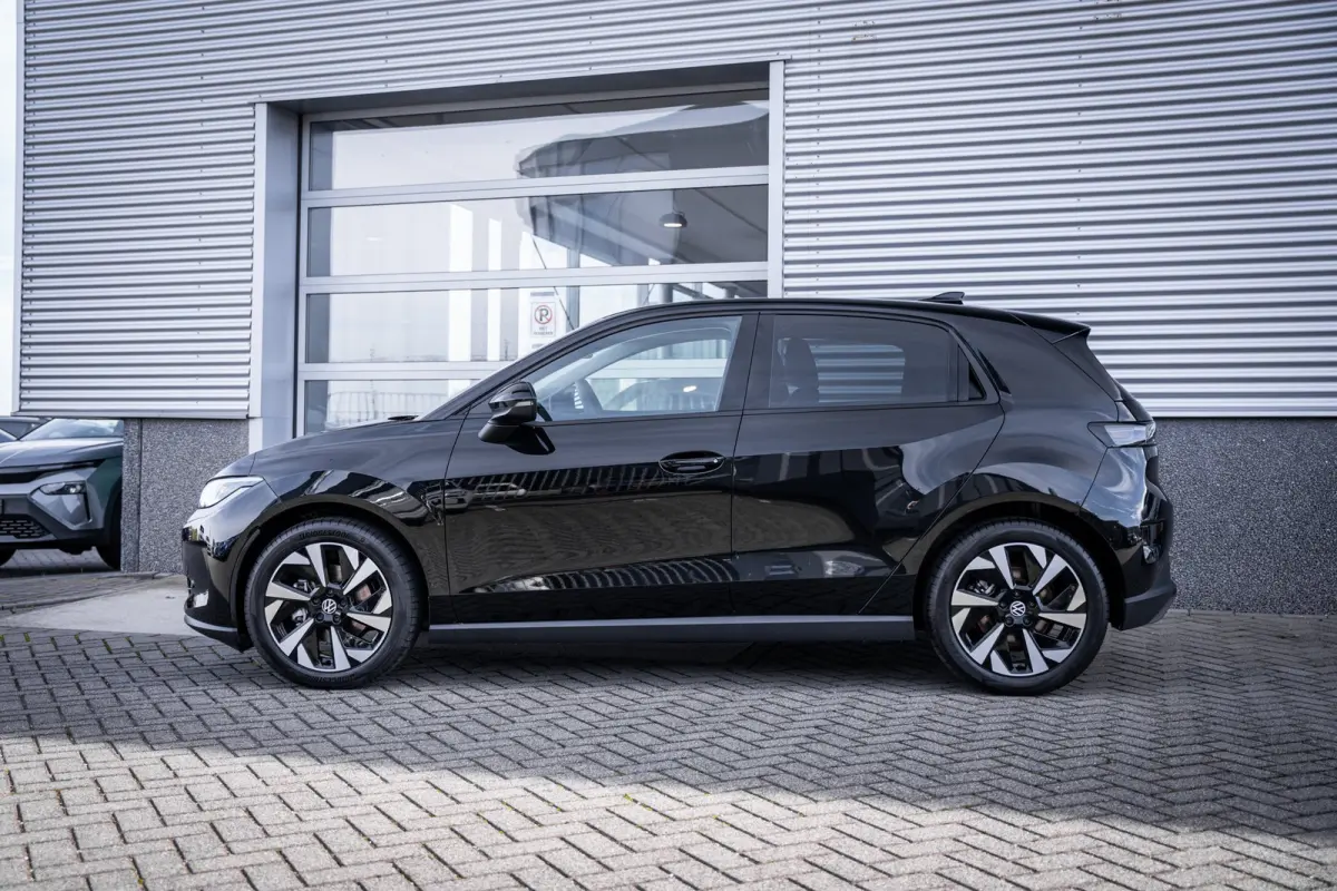 Life First Edition | Automatische afstandsregeling (Adaptive Cruise Control) | Dodehoeksensor 'Side Assist', uitparkeerassistent en uitstapwaarschuwing | Navigatie 'Innovision Pro'