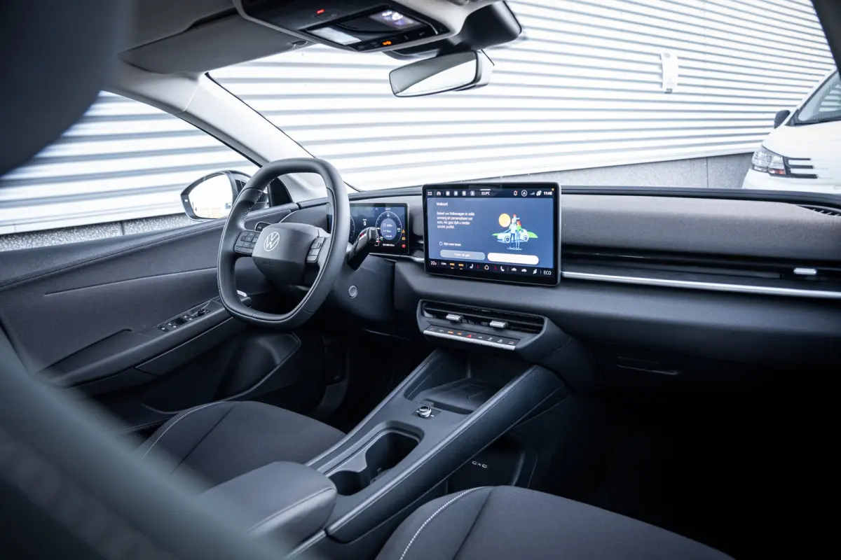 Life First Edition | Automatische afstandsregeling (Adaptive Cruise Control) | Dodehoeksensor 'Side Assist', uitparkeerassistent en uitstapwaarschuwing | Navigatie 'Innovision Pro'