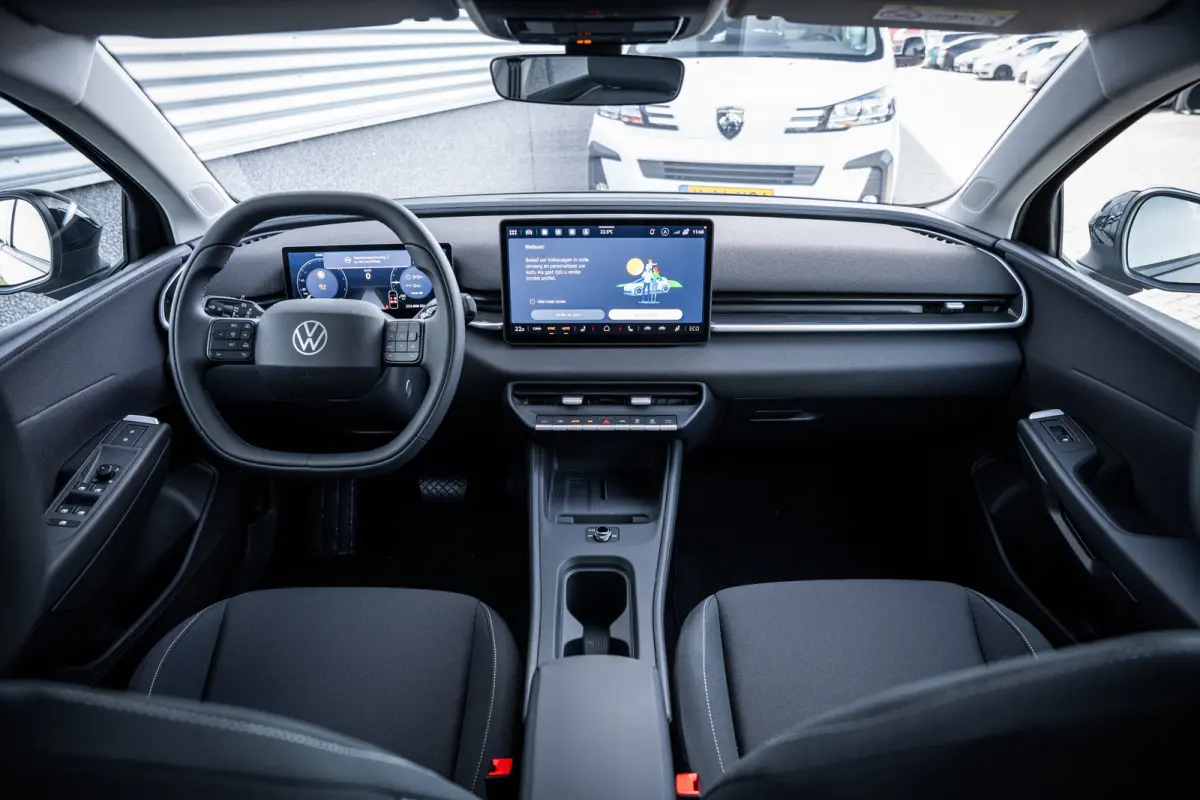 Life First Edition | Automatische afstandsregeling (Adaptive Cruise Control) | Dodehoeksensor 'Side Assist', uitparkeerassistent en uitstapwaarschuwing | Navigatie 'Innovision Pro'