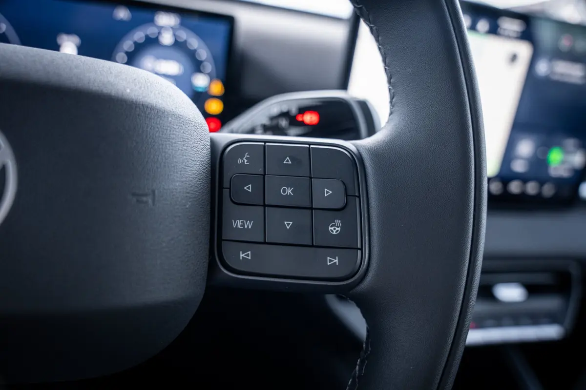 Life First Edition | Automatische afstandsregeling (Adaptive Cruise Control) | Dodehoeksensor 'Side Assist', uitparkeerassistent en uitstapwaarschuwing | Navigatie 'Innovision Pro'