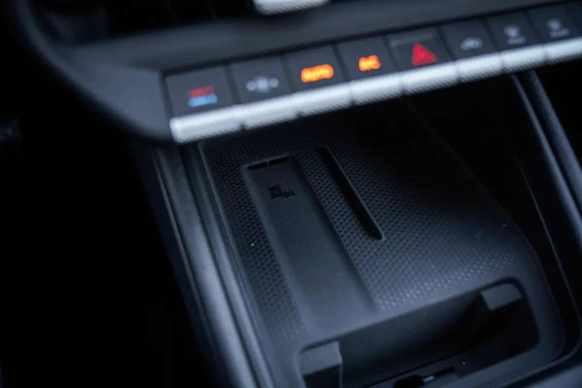 Life First Edition | Automatische afstandsregeling (Adaptive Cruise Control) | Dodehoeksensor 'Side Assist', uitparkeerassistent en uitstapwaarschuwing | Navigatie 'Innovision Pro'