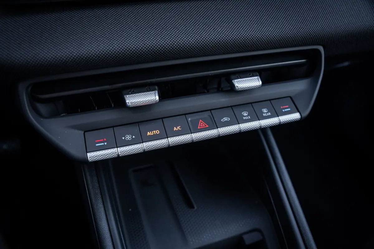 Life First Edition | Automatische afstandsregeling (Adaptive Cruise Control) | Dodehoeksensor 'Side Assist', uitparkeerassistent en uitstapwaarschuwing | Navigatie 'Innovision Pro'