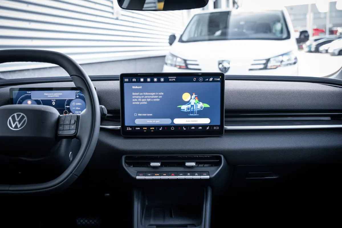 Life First Edition | Automatische afstandsregeling (Adaptive Cruise Control) | Dodehoeksensor 'Side Assist', uitparkeerassistent en uitstapwaarschuwing | Navigatie 'Innovision Pro'