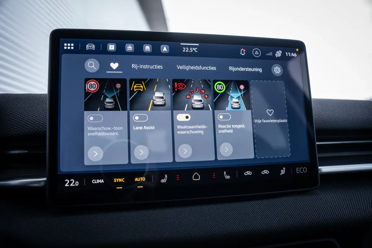 Life First Edition | Automatische afstandsregeling (Adaptive Cruise Control) | Dodehoeksensor 'Side Assist', uitparkeerassistent en uitstapwaarschuwing | Navigatie 'Innovision Pro'