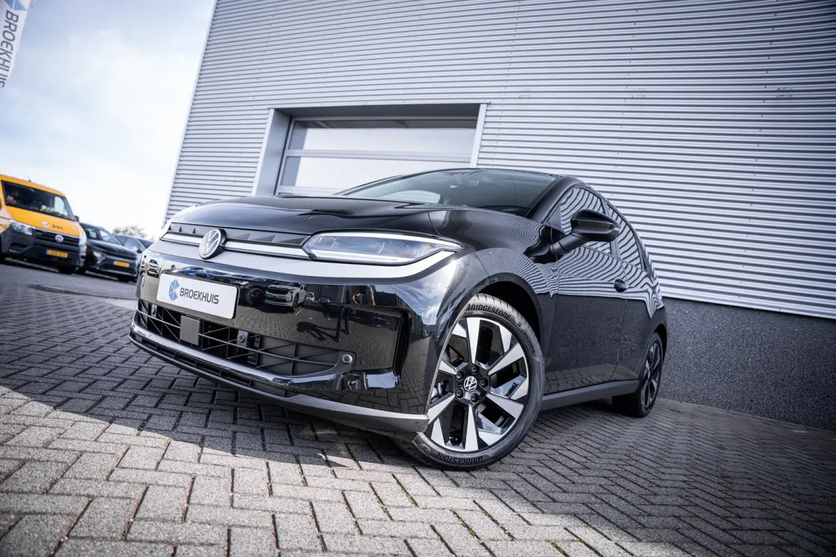 Life First Edition | Automatische afstandsregeling (Adaptive Cruise Control) | Dodehoeksensor 'Side Assist', uitparkeerassistent en uitstapwaarschuwing | Navigatie 'Innovision Pro'