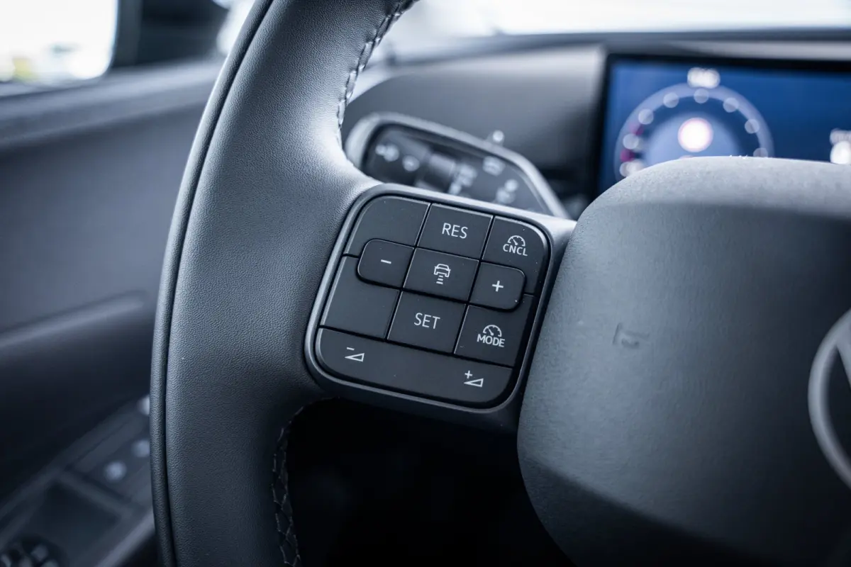 Life First Edition | Automatische afstandsregeling (Adaptive Cruise Control) | Dodehoeksensor 'Side Assist', uitparkeerassistent en uitstapwaarschuwing | Navigatie 'Innovision Pro'