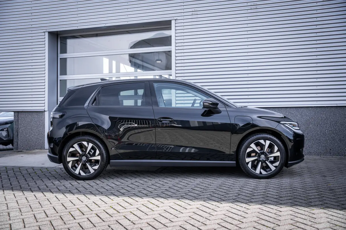 Life First Edition | Automatische afstandsregeling (Adaptive Cruise Control) | Dodehoeksensor 'Side Assist', uitparkeerassistent en uitstapwaarschuwing | Navigatie 'Innovision Pro'