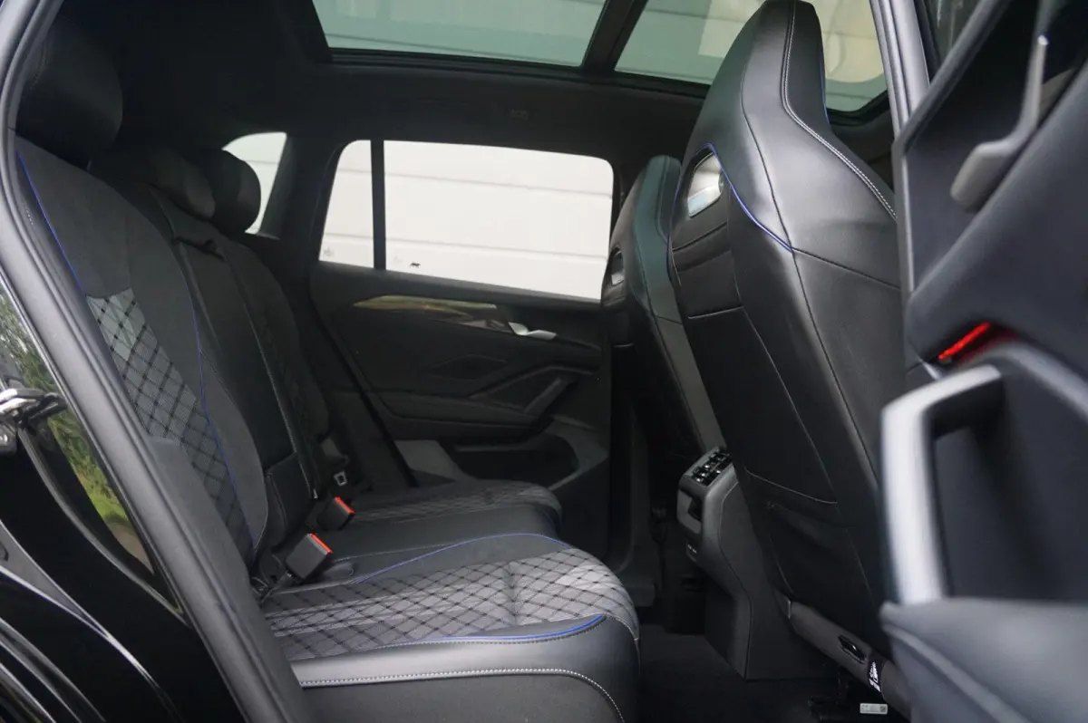1.5 eHybrid 204pk R-Line Edition | SoH 99% | Trekhaak | Panoramadak | Blackstyle