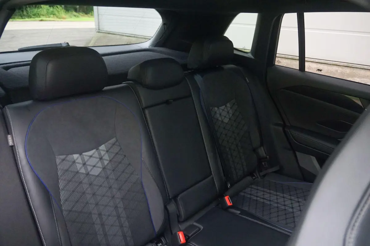 1.5 eHybrid 204pk R-Line Edition | SoH 99% | Trekhaak | Panoramadak | Blackstyle