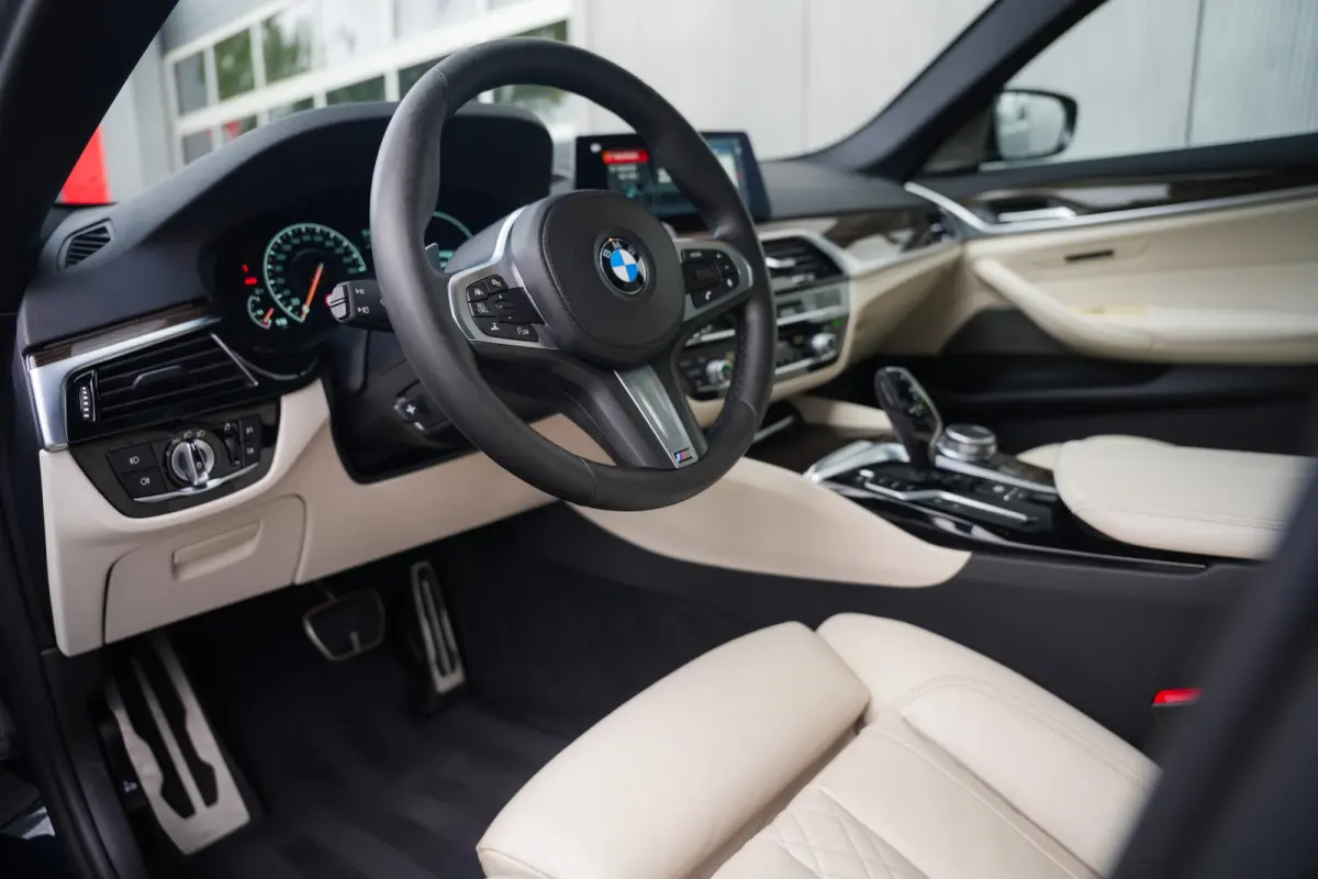 530i 252 pk High Executive Edition M-Sportpakket / NL-Auto/ Pano-Dak/ Sport-Stoelen/ Stoel.Verw/ Head-Up/ 360-Camera/ Harman&Kardon/ Keyless/ 20" LMV