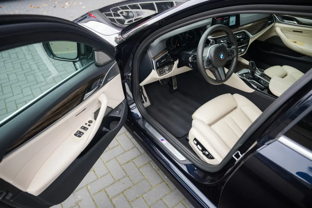 530i 252 pk High Executive Edition M-Sportpakket / NL-Auto/ Pano-Dak/ Sport-Stoelen/ Stoel.Verw/ Head-Up/ 360-Camera/ Harman&Kardon/ Keyless/ 20" LMV