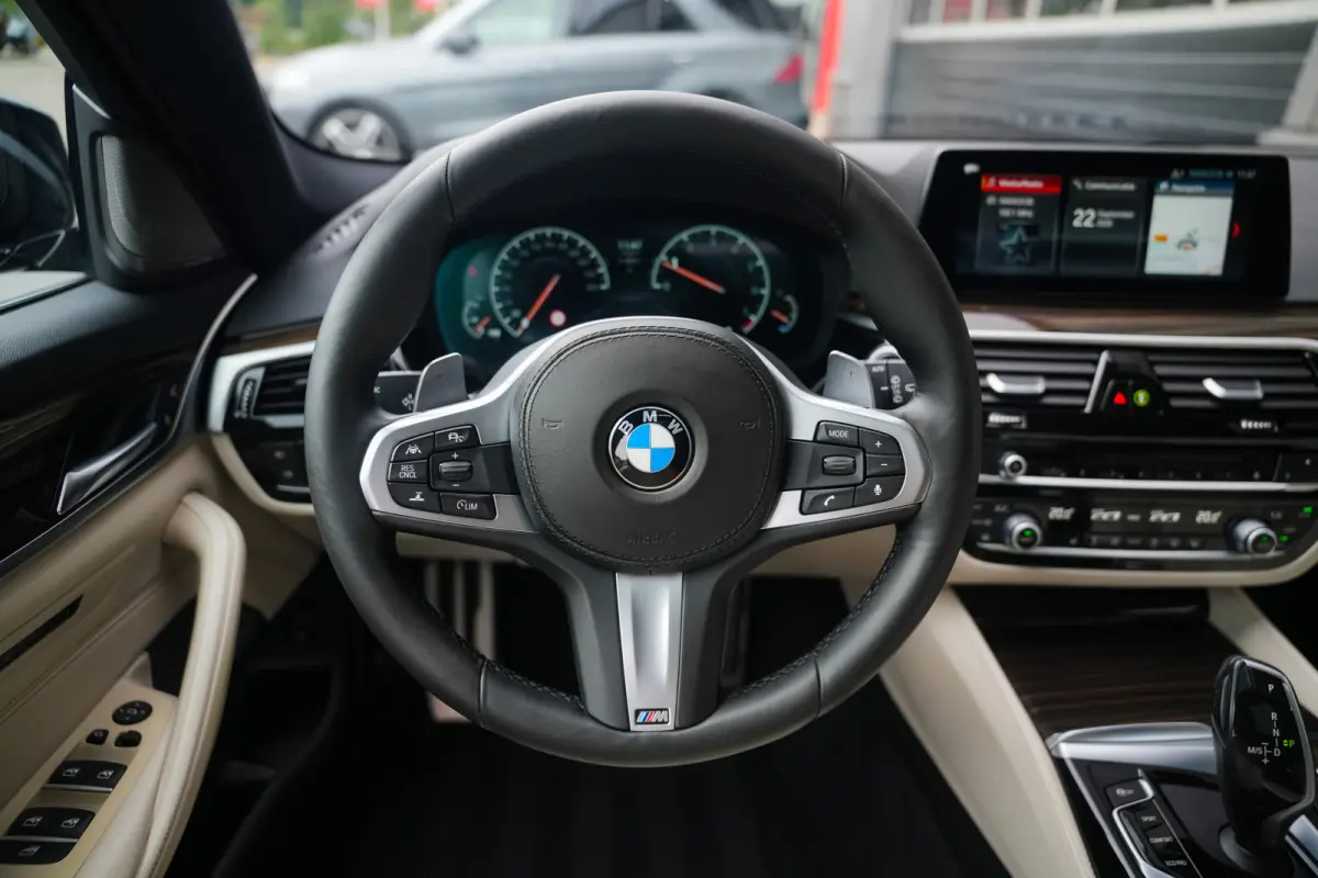 530i 252 pk High Executive Edition M-Sportpakket / NL-Auto/ Pano-Dak/ Sport-Stoelen/ Stoel.Verw/ Head-Up/ 360-Camera/ Harman&Kardon/ Keyless/ 20" LMV
