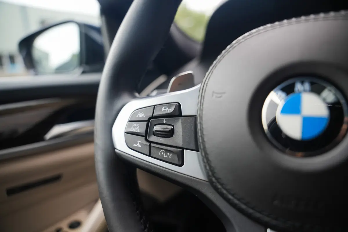 530i 252 pk High Executive Edition M-Sportpakket / NL-Auto/ Pano-Dak/ Sport-Stoelen/ Stoel.Verw/ Head-Up/ 360-Camera/ Harman&Kardon/ Keyless/ 20" LMV