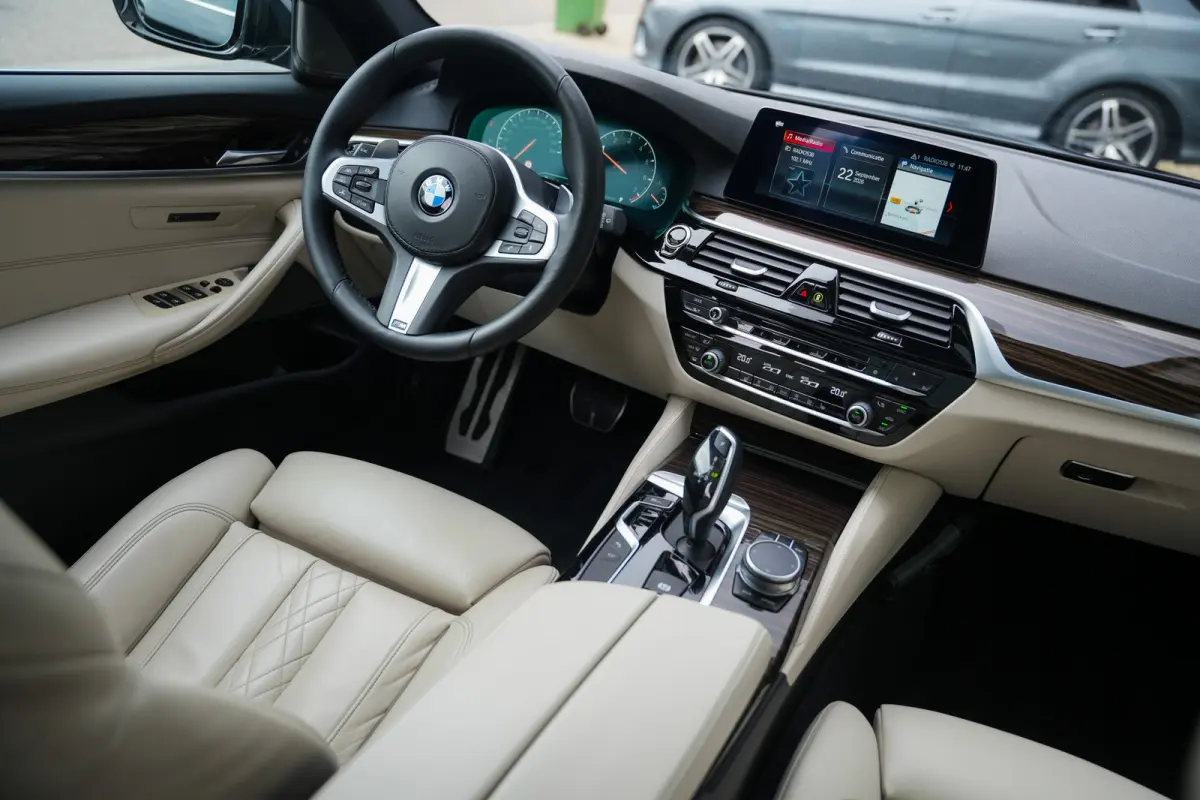 530i 252 pk High Executive Edition M-Sportpakket / NL-Auto/ Pano-Dak/ Sport-Stoelen/ Stoel.Verw/ Head-Up/ 360-Camera/ Harman&Kardon/ Keyless/ 20" LMV