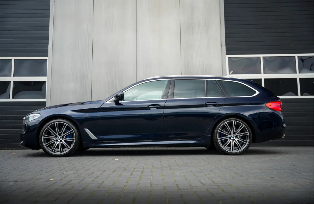 530i 252 pk High Executive Edition M-Sportpakket / NL-Auto/ Pano-Dak/ Sport-Stoelen/ Stoel.Verw/ Head-Up/ 360-Camera/ Harman&Kardon/ Keyless/ 20" LMV