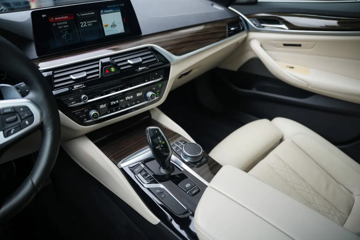 530i 252 pk High Executive Edition M-Sportpakket / NL-Auto/ Pano-Dak/ Sport-Stoelen/ Stoel.Verw/ Head-Up/ 360-Camera/ Harman&Kardon/ Keyless/ 20" LMV