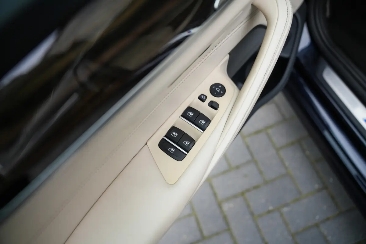 530i 252 pk High Executive Edition M-Sportpakket / NL-Auto/ Pano-Dak/ Sport-Stoelen/ Stoel.Verw/ Head-Up/ 360-Camera/ Harman&Kardon/ Keyless/ 20" LMV