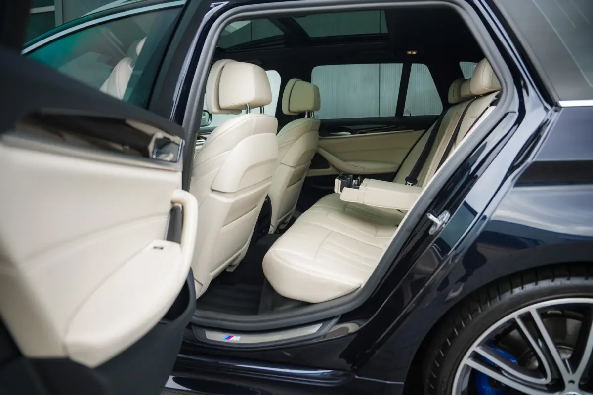 530i 252 pk High Executive Edition M-Sportpakket / NL-Auto/ Pano-Dak/ Sport-Stoelen/ Stoel.Verw/ Head-Up/ 360-Camera/ Harman&Kardon/ Keyless/ 20" LMV