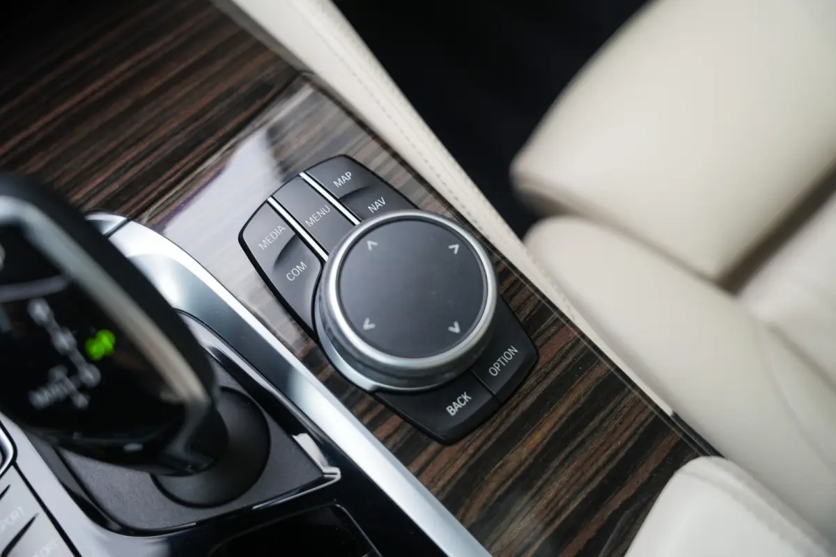530i 252 pk High Executive Edition M-Sportpakket / NL-Auto/ Pano-Dak/ Sport-Stoelen/ Stoel.Verw/ Head-Up/ 360-Camera/ Harman&Kardon/ Keyless/ 20" LMV