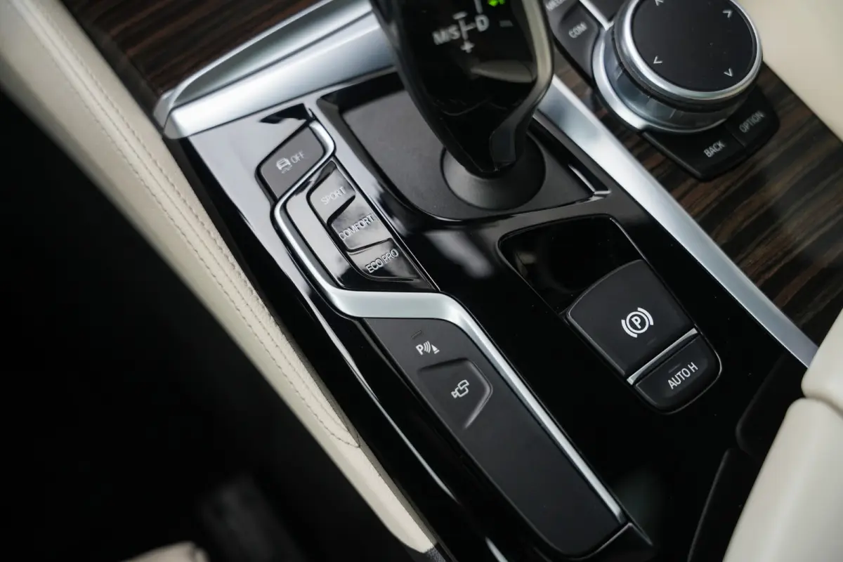 530i 252 pk High Executive Edition M-Sportpakket / NL-Auto/ Pano-Dak/ Sport-Stoelen/ Stoel.Verw/ Head-Up/ 360-Camera/ Harman&Kardon/ Keyless/ 20" LMV