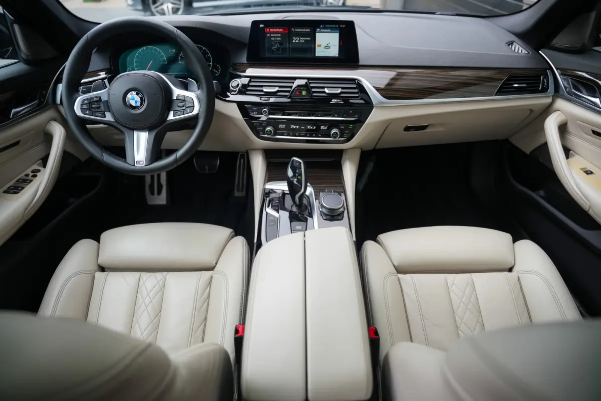 530i 252 pk High Executive Edition M-Sportpakket / NL-Auto/ Pano-Dak/ Sport-Stoelen/ Stoel.Verw/ Head-Up/ 360-Camera/ Harman&Kardon/ Keyless/ 20" LMV