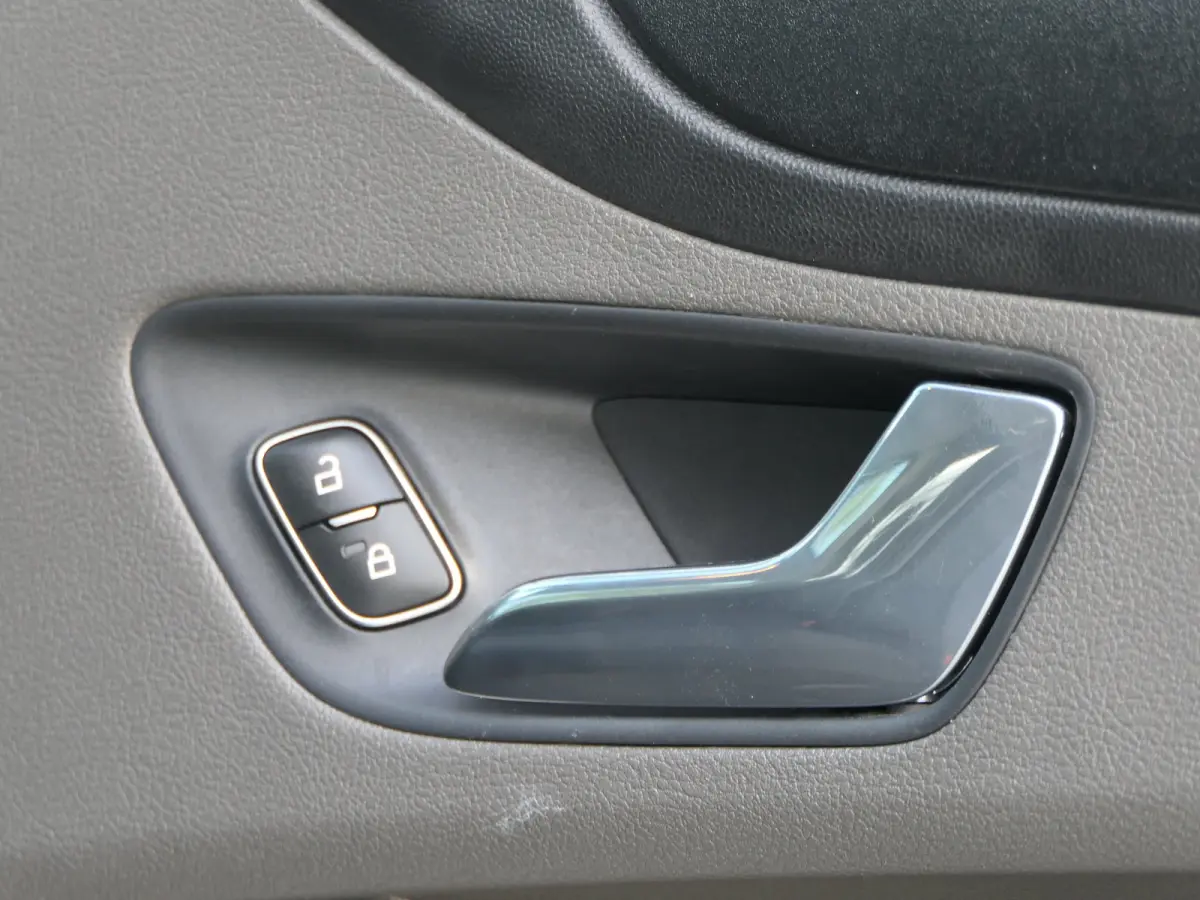 300 2.0 TDCI L2H1 Trend DC | Dubbele Cabine | 6 Persoons | Navigatie | Trekhaak | Verwarmde Voorruit | DAB | Cruise Control