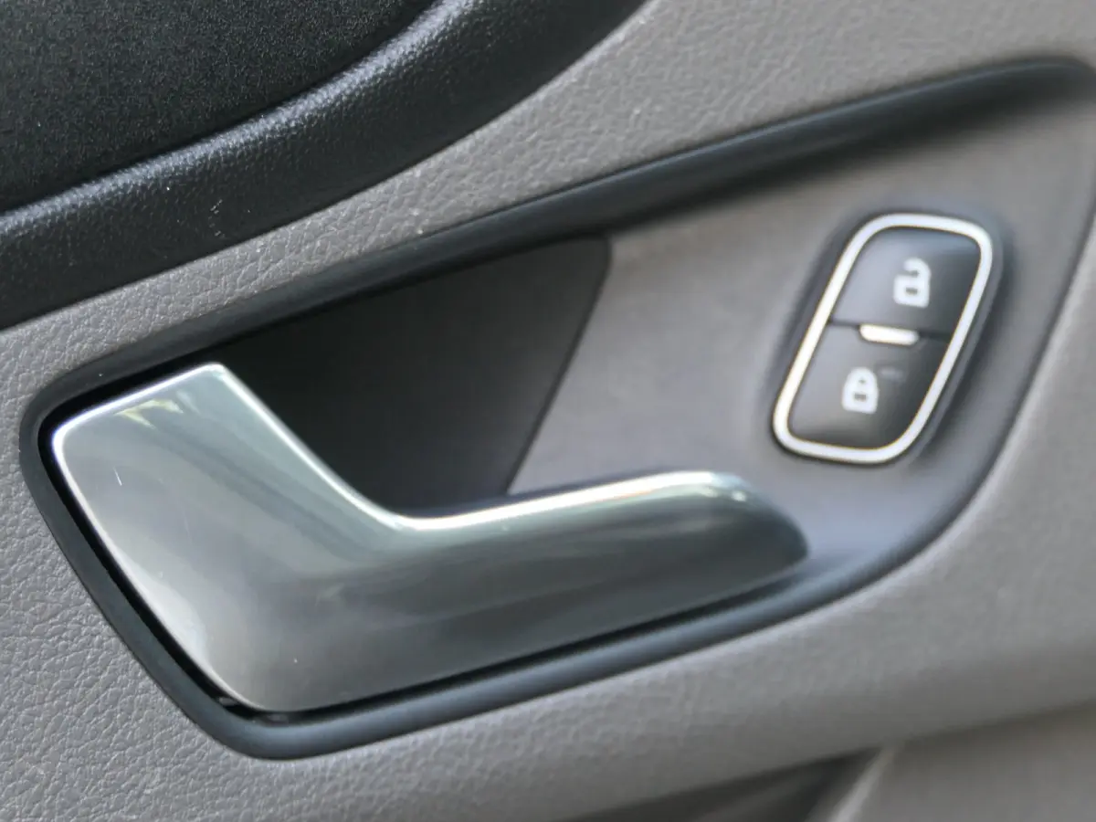 300 2.0 TDCI L2H1 Trend DC | Dubbele Cabine | 6 Persoons | Navigatie | Trekhaak | Verwarmde Voorruit | DAB | Cruise Control