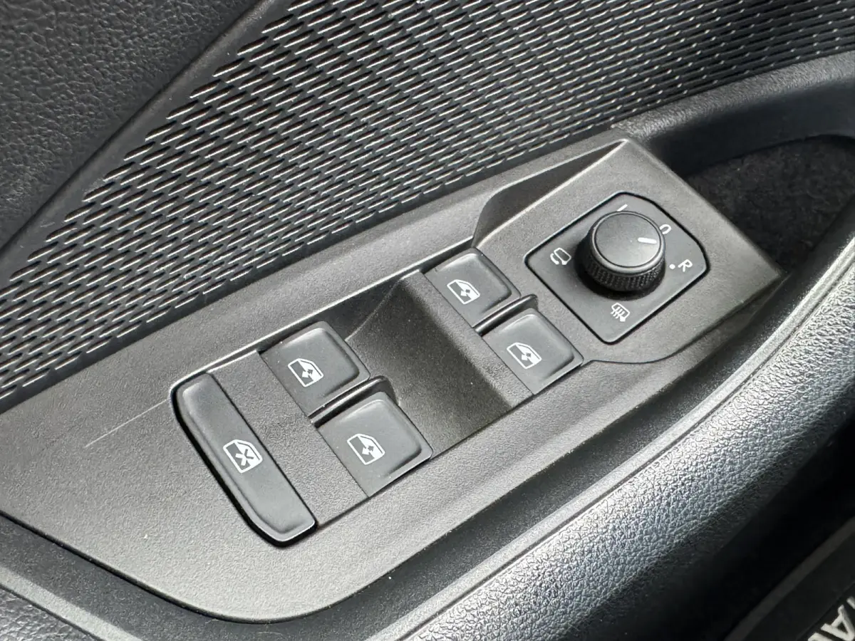 1.0 e-TSI Ambition Automaat ElectrTrekhaak Clima Carplay Navi Digitaal Dash Sfeerverlichting All-Season banden