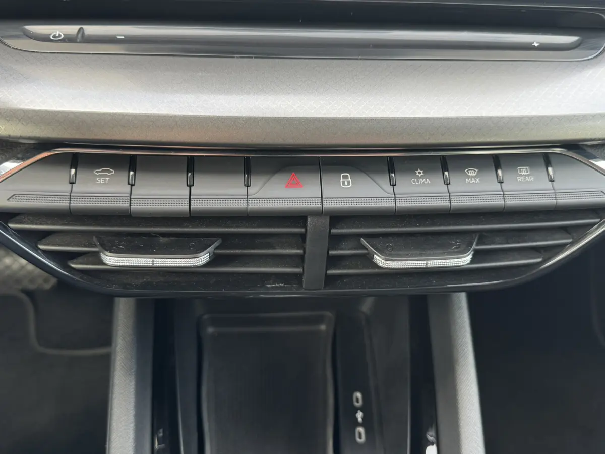 1.0 e-TSI Ambition Automaat ElectrTrekhaak Clima Carplay Navi Digitaal Dash Sfeerverlichting All-Season banden