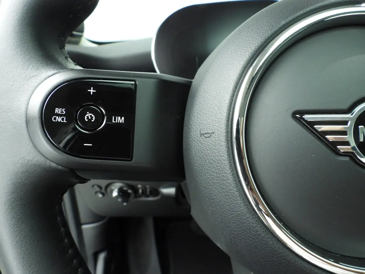 SE | Classic Uitvoering | Panoramadak | Harman-Kardon | Stoelverwarming | Carplay | Navigatie | Achteruitrijcamera | Comfort Access |