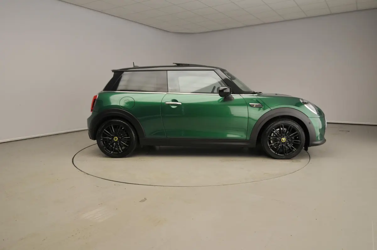 SE | Classic Uitvoering | Panoramadak | Harman-Kardon | Stoelverwarming | Carplay | Navigatie | Achteruitrijcamera | Comfort Access |