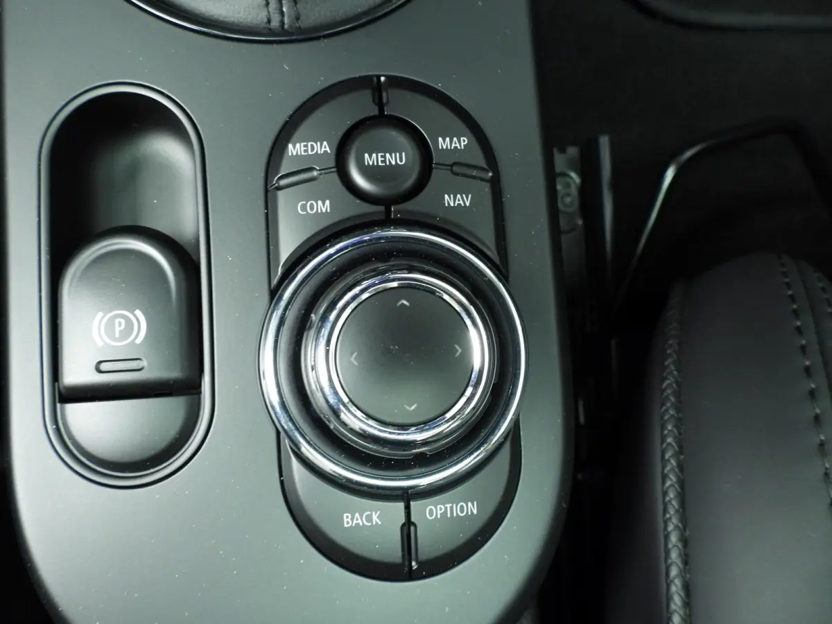 SE | Classic Uitvoering | Panoramadak | Harman-Kardon | Stoelverwarming | Carplay | Navigatie | Achteruitrijcamera | Comfort Access |